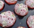 Bild: Heike Heindl/exb
Ganz ohne Fett werden diese dekorativen Biskuit-Muffins zubereitet. Die Eiweißcreme kann nach Belieben eingefärbt werden.