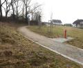 Bild: bey
Der Fußweg von der Karl-Scherm-Straße zur Pressather Straße (hinter dem oberen Bildrand) soll mit Pflaster befestigt werden, um damit auch gleichzeitig den Winterdienst zu erleichtern. Der Marktgemeinderat beschloss einstimmig dieses Vorhaben.