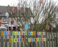 Bild: Kinderhaus Bad Neualbenreuth/exb
Die bunt bemalten Papiereier am Frühlingsstrauch sowie ein farbenfroher Hinweis am Gartenzaun sollen den Osterhasen aufs Kinderhaus Tillenzwerge aufmerksam machen.