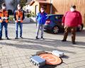 Bild: no
Interessierte Beobachter einer Flugdrohnenvorführung in Baumgarten durch zwei Mitarbeiter eines Ingenieurbüros aus Dachau waren die Bürgermeisterin der Gemeinde Birgland, Brigitte Bachmann (links), der Bürgermeister der Gemeinde Illschwang, Dieter Dehling, (rechts) und der Verbandsvorsitzende zur Wasserversorgung der Schwend-Poppberg-Gruppe, Elmar Halk (Zweiter von rechts)