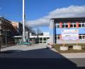 Bild: fz
Zwischen der Schule (rechts) und der sich in Sanierung befindenden Turnhalle (links Gerüst) werden die neuen Betreuungsräume für die Schule eingebaut. Kosten 1,4 Millionen Euro. Die Außengestaltung lieferte Diskussionssstoff im Gemeinderat.