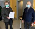 Bild: Stefan Karl/exb
ZMS-Verbandsdirektor Thomas Knoll (links) überreichte Ludwig Bäuml für seine langjährige Tätigkeit eine Urkunde und wünschte ihm für den Ruhestand alles Gute.