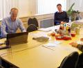 Bild: Firma Kassecker/exb
Hinter Plexiglasscheiben und mi Sicherheitsabstand standen Tobias Bauernfeind und Mathias Scherbl (von links.) sowie vier weitere Kassecker-Verantwortliche den Jugendlichen am Tag der Ausbildung Rede und Antwort.