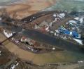 Bild: Wasserwirtschaftsamt Weiden / exb
Der Flutkanal in Weiden fließt seit Dienstag auf Höhe der Düker-Großbaustelle wieder in gewohnten Bahnen. Er war zuvor über ein Jahr lang umgeleitet worden. Die Waldnaab, die den Flutkanal kreuzt, fließt derzeit noch oberirdisch durch die braunen Rohre.