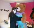 Bild: Gabi Schönberger
Ein riesiger Teddy als Kuschel-Ersatz: Weil sie ihren Freund wegen Corona kaum mehr sieht, hat er Angelica einen Bären geschenkt.