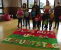 Bild: vsr
Stolz überraschten die Kinder der Notbetreuung und Erzieherinnen ihre "Kindergarten-Chefin" Anita Jungkunz (hinten, Zweite von links) und feierten mit ihr.