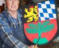 Bild: gz
Eines seiner Lieblingswerke war für den Hobbyschnitzer Pius Hölzl das Stadtwappen von Weiden. Jetzt verstarb Hölzl mit 80 Jahren.