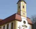 Bild: wec
Die frisch restaurierte Johanneskirche in Ebermannsdorf wird nun auch für die Öffentlichkeit zugänglich gemacht. Hier die Westansicht mit dem vom Künstler Hans-Georg Hierl neu gestalteten Kreuz.
