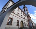 Bild: Petra Hartl
Absperrgitter vor dem alten Schulhaus im Kloster Michelfeld zeigen an, dass hier der erste Bauabschnitt der Gesamtsanierung angelaufen ist. Die Pfarrkirche gleich daneben ist aber weiter zugänglich.