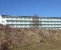 Bild: fsc
Das Pyramide-Hotel präsentiert sich sauber aufgeräumt, die Vorhänge an allen Fenstern peinlich genau geschlossen. Einzig der Weinberg vor dem Gebäude zeigt zaghafte Spuren von erwachender Natur.
