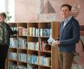Bild: Mardanow
Für den Bücher-Tausch-Platz ist in der Aula der Grundschule ein großes Regal aufgebaut worden. Bürgermeisterin Anita Forster und Schulleiter Lothar Drachsler freuen sich über das neue Angebot.
