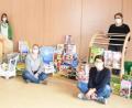 Bild: no
Bei der Übergabe der Sachspende (von links): Leiterin Sabrina Stibbe, Pfarrer Johannes Arweck, stellvertretende Leiterin Carina Kissler, Elternbeirats-Vorsitzende Isabell Ebert sowie die Vorsitzenden des Fördervereins, Regina Pesold (sitzend) und Christina Kinast (stehend).