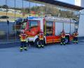 Bild: Florian Pühringer/Firma Rosenbauer/exb
Die Kommandanten Michael Reindl und Rudi Schüller sowie die Gerätewarte Patrick Hackl und Florian Schlegel (von links) mit dem neuen Tanklöschfahrzeug der FFW Haselmühl in Leonding.