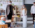 Bild: ds
Schulverbandsvorsitzender Bürgermeister Peter Achatzi, Rektorin Birgit Molitor und Marc Simmendinger von Uniclaro (von links) testen die Funktionsfähigkeit des Luftreiniger-Modells „Lufthero“.