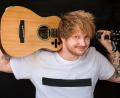 Bild: Mila Liams/exb
So präsentiert sich Ed Sheerans Doppelgänger Nico Eckl mit Gitarre.