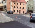 Bild: Portner
Seit einigen Tagen sind zusätzliche Parkplätze in der Oberviechtacher Altstadt ausgewiesen. Am Marktplatz (Bild) sind die weißen Linien nach dem Setzen der Markierungsnägel allerdings wieder verschwunden.