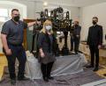Bild: Hösamer
Uhrmachermeister Christopher Kreitl, Museums-Leiterin Eva Maria Keil, Uhrmachermeister Franz Hanke, Geschäftsinhaber Roland Meiller und Oberbürgermeister Andreas Feller (von links) freuen sich, dass die Uhr wieder läuft.