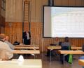 Bild: bsc
Diplom-Ingenieur Michael Blumberg (links, stehend) und Diplom-Ingenieur Wolfram Sievert (sitzend) präsentierten dem Gemeinderat sowie Zuhörern die Technik einer zweistufigen Pflanzenkläranlage für Friedenfels.