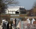 Bild: Wolfgang Steinbacher
Auf der gut 2800 Quadratmeter großen Grünfläche zwischen dem Auerbacher Friedhof und dem Sportplatz hinter der Helmut-Ott-Halle soll ein Wohnpark entstehen. Eine Bürgerinitiative will ihn per Bürgerentscheid verhindern.
