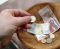 Symbolbild: Henning Kaiser/dpa
Die in der Corona-Zeit verringerte Zahl von Kirchenbesuchern wirkt sich natürlich auch auf das Ergebnis der Kollekten in den Gotteshäusern aus.