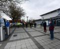 Bild: bey
Zwei Haie aus Edelstahl fressen künftig den Abfall auf dem Neustädter Marktplatz. Der Bauausschuss überzeugte sich bei seiner Sitzung von der Funktionalität.