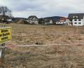 Bild: Portner
Gute Aussichten, dass das Projekt für dringend benötigten Wohnraum klappt: Auf der Wiese zwischen B 22, Eigelsberger Straße und Wiesengrund, will ein örtlicher Investor acht Häuserblocks in die Höhe ziehen.