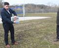 Bild: Gabi Schönberger
Bürgermeister Sebastian Dippold (links) zeigt mit Stadt-Geschäftsführer Peter Forster auf einer Karte, wie groß einst die Mülldeponie an der Waldnaab war. Auf dem Gelände hinter ihnen lagerte Hausmüll. Näheres müssen nun Boden- und Grundwasserproben ergeben.