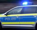 Symbolbild: Carsten Rehder/dpa
Ein Streifenwagen mit eingeschaltetem Blaulicht fährt zum Einsatz.
