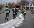 Bild: Dobmeier
Die Einsatzkräfte der Feuerwahr binden den ausgelaufenen Dieselkraftstoff.
