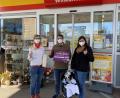 Bild: Michael Waldher/exb
Claudia Wild (links) überreichte Markus Riedl und Ramona Riedl den Gewinnscheck.