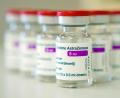 Bild: Nicolas Armer
Auf einem Tisch stehen Ampullen mit dem Covid-19 Impfstoff von AstraZeneca.