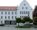 Bild: kgg
Dass die Politik im Waldsassener Rathaus (Bild) in aller Regel ohne große Debatten gestaltet werden kann, liegt vor allem auch an den Besprechungen der Fraktionsvorsitzenden mit dem Bürgermeister im Vorfeld der Stadtratssitzungen.