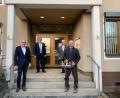 Bild: ibj
Für seine langjährige Mitarbeit im Zweckverband dankten dem ausgeschiedenen Verbandsrat Richard Sichelstiel (rechts) Verbandsvorsitzender und Bürgermeister Bernhard Lindner, Bürgermeister Hans-Martin Schertl und stellvertretender Verbandsvorsitzender Heinz Krob (von links).