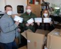 Bild: Vladimir Meluzin/exb
Die FFP2-Masken sind in Sokolov angekommen. Zweter Bürgermeister Ladislav Sedlacek, Dritter Bürgermeister Jan Picka und Bürgermeisterin Renata Oulehlova (von links) packten die ersten Masken aus.