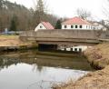 Bild: bey
Die Brücke über den Werkbach bei Sperlhammer soll neu gebaut werden und eine Tragfähigkeit von 60 Tonnen erhalten. Obwohl die Baukosten höher sind als bei einer Brücke mit geringerer Tragfähigkeit muss der Markt Luhe-Wildenau unterm Strich aufgrund der Förderung weniger Eigenmittel aufbringen.