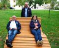 Archivbild: do
Die ILE-Kleinprojekte sorgen in den zehn Mitgliedsgemeinden des Kooperationsraumes Vierstädtedreieck für gute Stimmung, wie im Oktober 2020 dieses Bild vom Probeliegen auf einem neuen Liegesofa mit ILE-Managerin Annika Schreier (von rechts), Bürgermeister Albert Nickl und Baudirektor Georg Braunreuther vom Amt für Ländliche Entwicklung zeigt.
