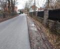 Bild: pz
Die Seitenstreifen entlang der Stegwiesenstraße (Bild) sind nach der starken Frequentierung von Besuchern des Testzentrums im Krankenhausgebäude ausgefahren. Monika Gerl (SPD) bat im Stadtrat darum, die morastigen Stellen mit Schotter trocken zu legen.