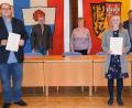 Bild: wku
Von links: Tobias Schuminetz, Bürgermeister Bernhard Köller, Edeltraud Pirner, Lisa Brunner und Bürgermeister Hermann Mertel.