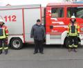 Bild: pi
Die Kommandanten Dominik Schmid (rechts) und Oswald Hamann (links) freuen sich über die neuen Schutzanzüge.