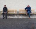 Bild: adj
Im gebührenden Abstand probierten Pfarrer Thomas Kopp und Bürgermeister Ernst Schicketanz(von links) die neuen Ruhebänke.