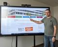 Bild: BSZ Wiesau/exb
Systemadministrator Stefan Staufer zeigt die Einsatzmöglichkeiten des neuen fahrbaren galneoscreens am Beruflichen Schulzentrum Wiesau.