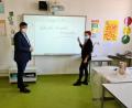 Bild: sne
"Schule ist echt sauschön." Auf den Whiteboards in jedem Klassenzimmer kann man direkt schreiben. Schulleiterin Anja Bräu demonstriert dies Bürgermeister Edgar Knobloch.