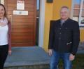 Bild: jr
Forstbetriebsleiter Norbert Zintl begrüßte Nicole Mertens als neue Büro-Teamleiterin in der Geschäftsstelle beim Forstbetrieb Waldsassen.