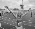 Bild: Hartmut Reeh
Die damals 18-jährige Sylvia Nagel jubelt an der Stätte ihres größten Erfolgs: Am 19. Juli 1981 wurde die in Waldau bei Vohenstrauß aufgewachsene Leichtathletin in Gelsenkirchen Deutsche Meisterin über 400 Meter Hürden. Statt Nagel heißt die jetzt 57-Jährige mit Nachnamen Staab und lebt in Großostheim bei Aschaffenburg.