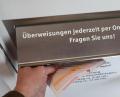 Bild: Wolfgang Steinbacher
Einen Briefkasten wie diesen, in dem man ausgefüllte Überweisungen einwerfen kann, gibt es künftig in der Sparkassen-Filiale Rosenberg nicht mehr. Eine 85-jährige Kundin der Bank bedauert dies sehr.