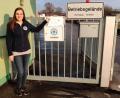 Bild: dos
Jugendleiterin Sabrina Plail vor dem neu installierten Postkasten in der Oberviechtacher Straße.