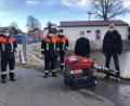 Bild: ak
Die Kommandanten Roland Küffner und Tobias Opel von der Feuerwehr Windischenlaibach sowie Kommandant Bernd Pöhlmann von der Wehr Guttenthau-Roslas und Bürgermeister Christian Porsch nahmen die neuen Tragkraftspritzen von Stefan Ludwig aus Bindlach in Empfang.
