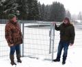 Bild: Portner
Kein Hochsicherheitstrakt, sondern ein Schutzzaun mit Stahldraht gegen den gefräßigen Fischräuber. Züchter Friedrich Heberlein (links) bespricht mit Fischotterbeauftragten Peter Ertl die Maßnahme. Der Otter ist zur größten Bedrohung für die Fischereiwirtschaft der Region geworden und hat Biber und Kormoran längst den Rang abgelaufen.