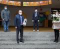 Bild: mmj
In der Aula der Schule übergab Josef Irlbacher (Zweiter von links) symbolisch an VG-Vorsitzenden Gerald Reiter (Zweiter von rechts) in Anwesenheit von Rektor Thomas Troidl (links) und VG-Kämmerin Lisa Biegerl eine Spende von 5 400 Euro für die Anschaffung von Luftreinigungsgeräten.