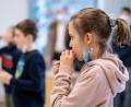 Bild: Matthias Balk/dpa
Luise (10 Jahre), Schülerin einer vierten Klasse einer Grundschule, gibt während eines selbst durchgeführten Coronatests ihre Speichelprobe in ein Teströhrchen. Für den Corona-Selbsttest, der als PCR-Test von einem Labor ausgewertet wird, nehmen die Schüler für einige Sekunden ein Watte-Röhrchen in den Mund, das sich während dieser Zeit mit Speichel vollsaugt. Der bayerischen Kultusminister Piazolo (Freie Wähler) und der bayerische Gesundheitsminister Holetschek (CSU) besuchen die Grundschule, um sich die Umsetzung der Corona-Teststrategie anzuschauen.